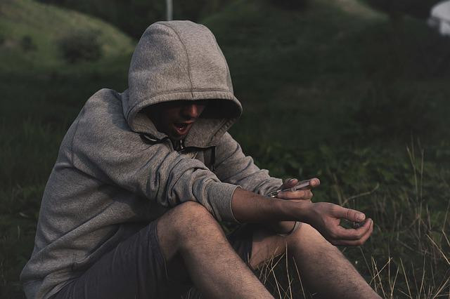 gambar laki-laki menyuntik tanganya sumber: pixabay