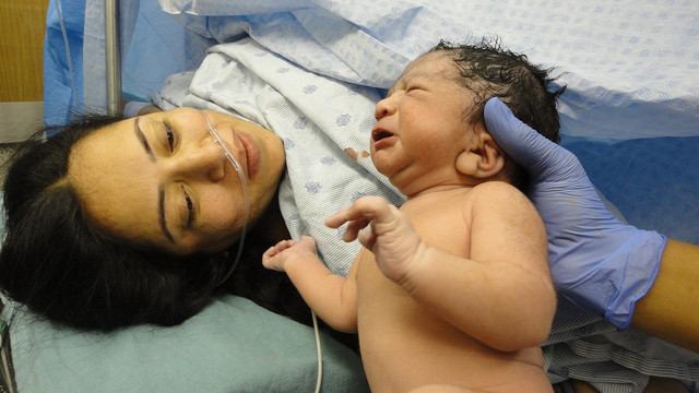 Seorang Ibu yang Telah Melahirkan Bayi. Sumber: https://pixabay.com/photos/baby-birth-healthy-baby-child-1531059/