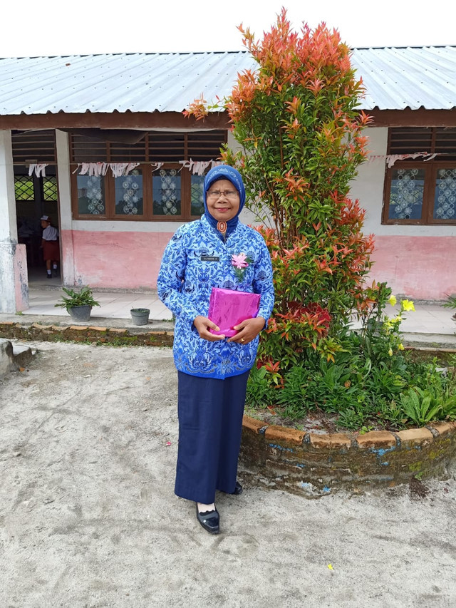 Wanita tangguh mengajar di daerah pelosok, Kabupaten Humbang Hasundutan. Sumatera Utara. Foto:Rosa