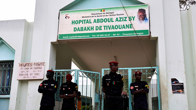 Polisi berjaga di luar rumah sakit tempat bayi yang baru lahir meninggal dalam kebakaran di bagian neonatal, Tivaouane, Senegal, Kamis (26/5/2022). Foto: Zohra Bensemra/Reuters