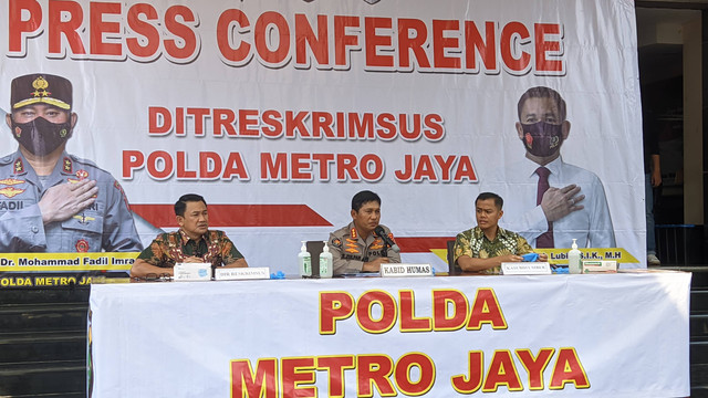 Jumpa pers ungkap kasus pinjaman online ilegal di Polda Metro Jaya, Jumat (27/5/2022). Foto: Jonathan Devin/kumparan