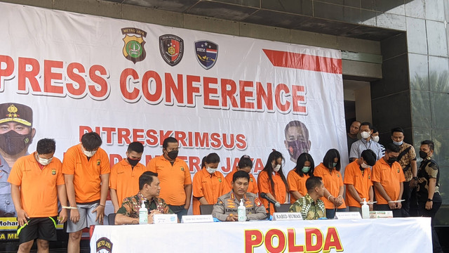 Jumpa pers ungkap kasus pinjaman online ilegal di Polda Metro Jaya, Jumat (27/5/2022). Foto: Jonathan Devin/kumparan