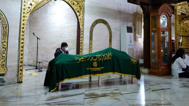 Jenazah Buya Syafii Maarif di Masjid Gedhe Kauman, Kota Yogyakarta, Jumat (27/5/2022). Foto: Arfiansyah Panji Purnandaru/kumparan