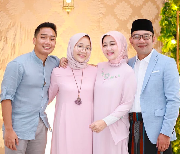 Ridwan Kamil bersama sang istri, Atalia, Emmeril Khan (Eril) dan Camillia Laetitia (Zara). Foto: Instagram/@ridwankamil