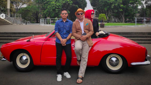 Ridwan Kamil bersama anak sulung, Emmeril Khan (Eril) dan sang istri, Atalia berpose di mobil antik milik Eril yang disewakan. Foto: Instagram/@ridwankamil