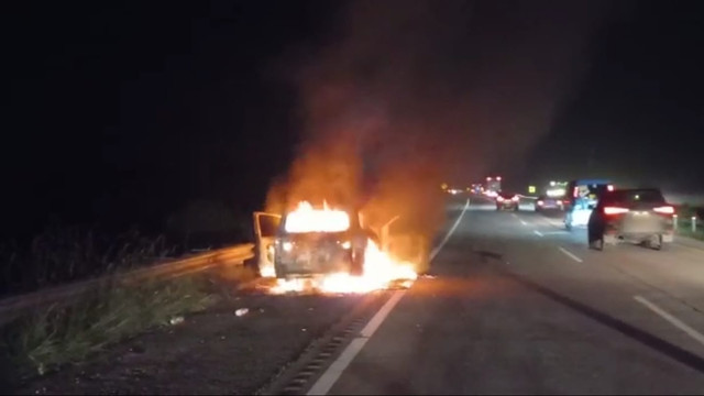 Ambulans yang sedang membawa jenazah terbakar di Tol Cipali km 83, Jumat (27/5/2022). Foto:  PJR Tol Cipali