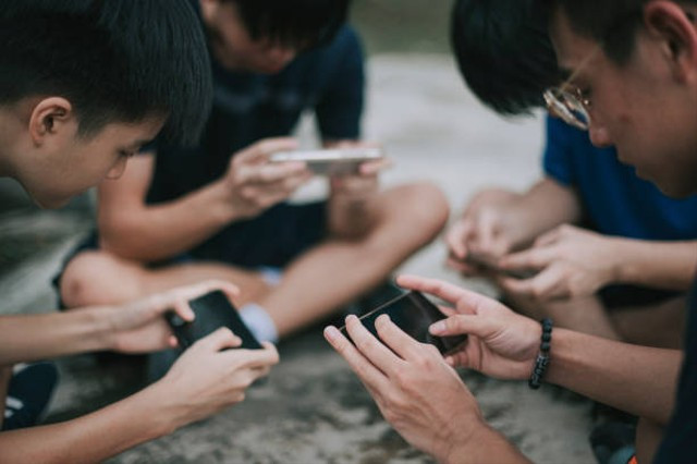 Ilustrasi sedang bermain game Brain Test. Foto: Unsplash.com