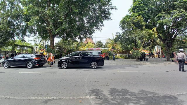 Kendaraan tamu pernikahan adik Jokowi-Ketua MK berhenti di depan Graha Saba Buana, Solo, Kamis (27/05/2022). FOTO: Agung Santoso