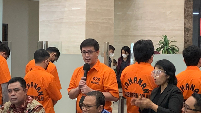 Direktur PT DNA Pro Akademi, Daniel Abe menjadi tersangka kasus robot trading DNA Pro di Bareskrim Polri, Jakarta Selatan, Jumat (27/5/2022). Foto: Nugroho GN/kumparan