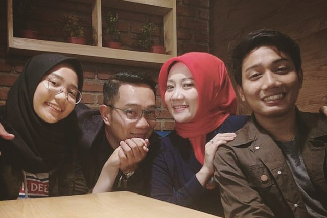 Ridwan Kamil bersama istrinya, Atalia dan anak-anaknya, Eril dan Zara. Foto: Instagram/@ridwankamil
