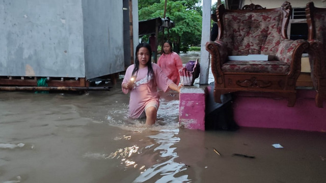 Banjir menggenangi rumah warga akibat luapan air Sungai Deking di Kecamatan Malunda, Kabupaten Majene, Sulawesi Barat. Foto: Dok. Istimewa