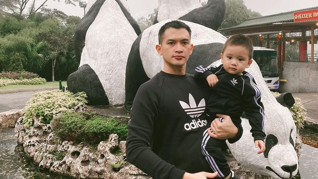 Rezky Aditya dan anaknya. Foto: Instagram/@thereal_rezkyadhitya
