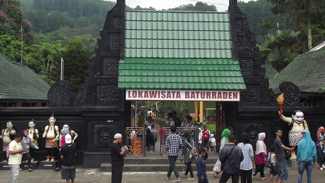 Lokawista Baturraden (sumber: https://commons.wikimedia.org/wiki/File:Lokawisata_Baturraden.jpg)