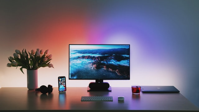 Posisi atau pengaturan monitor yang baik. Sumber: unsplash.com