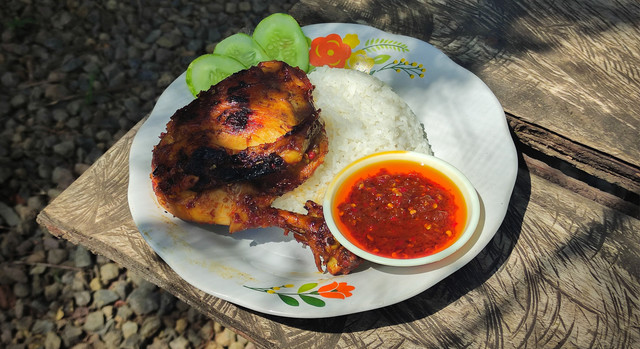 Foto ilustrasi satu porsi ayam bakar. | Fotografer: Brian Fathurohman | unsplash.com