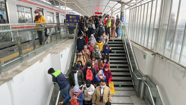 Situasi Stasiun Manggarai saat hari pertama penerapan penyesuaian jalur KRL, Sabtu (28/5). Foto: Haya Syahira/kumparan