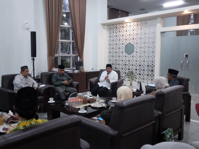 Direktur Jenderal Pendidkan Islam Kementerian Agama RI, Prof Dr H Muhammad Ali Ramdhani STP MT (baju putih), saat memberikan arahan di UIN Malang. Foto: Feni Yusnia