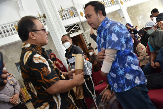 44 penyandang disabilitas di Kabupaten Kuningan, Jawa Barat, menerima bantuan berupa tangan dan kaki palsu. (Andri)