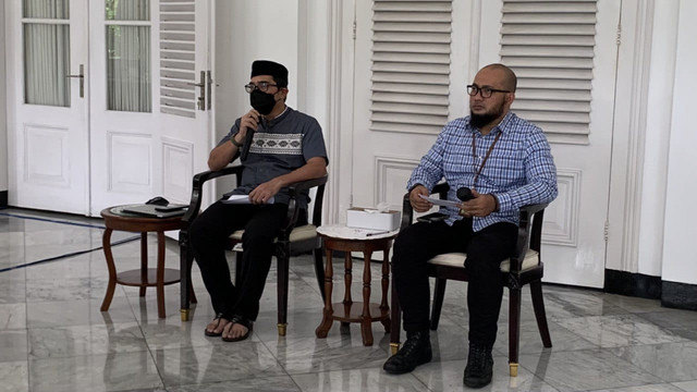 Perwakilan Keluarga Gubernur Jawa Barat Elpi Nazmuzzaman dan Kepala Bagian Materi dan Komunikasi Pimpinan Provinsi Jawa Barat Akhmad Taufiqurrachman saat menyampaikan konferensi pers terkait hilangnya putra Ridwan Kamil Emmeril Kahn. Foto: Ulfah Salsabila/kumparan