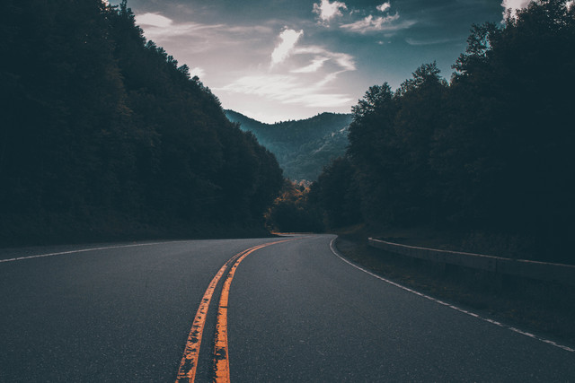 Cek Tarif Tol Jakarta-Subang 2022 di Sini!, Foto: Unsplash/JakeBlucker