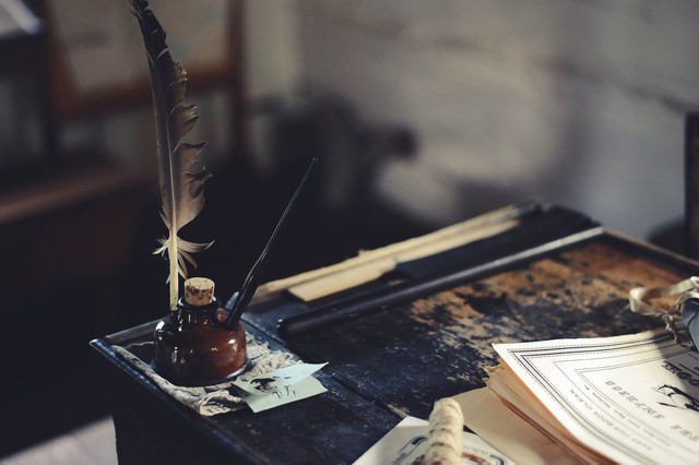Puisi Kritik Sosial Sumber Foto : Unsplash/Clark Young