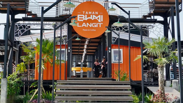 Pintu masuk Caffe, oranye, memberi nuansa berbeda.