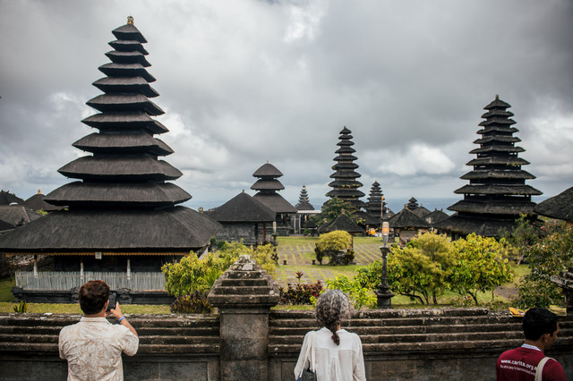 Delegasi Global Platform for Disaster Risk Reduction (GPDRR) 2022 berjalan ke dalam kawasan Pura Besakih, Kabupaten Karangasem, Bali, Sabtu (28/5/2022). Foto: M Agung Rajasa/ANTARA FOTO