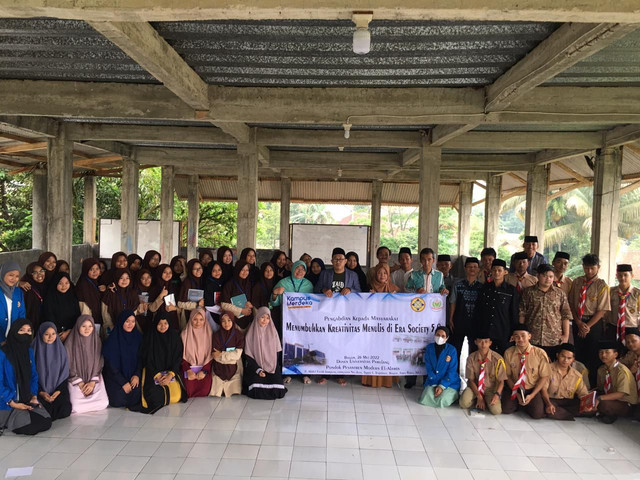 PKM Unpam -- pelatihan menulis oleh dosen Unpam bersama Ponpes El-Alamia Bogor mengangkat tema kreativitas menulis. Kamis (26/05) 