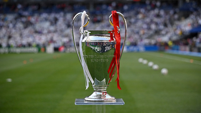 Trofi Liga Champions ditunjukkan di dalam stadion sebelum pertandingan final Liga Champions Liverpool vs Real Madrid di Stade de France, Saint-Denis dekat Paris, Prancis, Sabtu (28/5/2022). Foto: Dylan Martinez/REUTERS