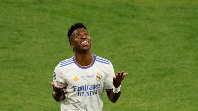 Pemain Real Madrid Vinicius Junior berselebrasi usai mencetak gol pertama mereka pada final Liga Champion di Stade de France, Saint-Denis dekat Paris, Prancis, Sabtu (28/5/2022). Foto: Gonzalo Fuentes/REUTERS
