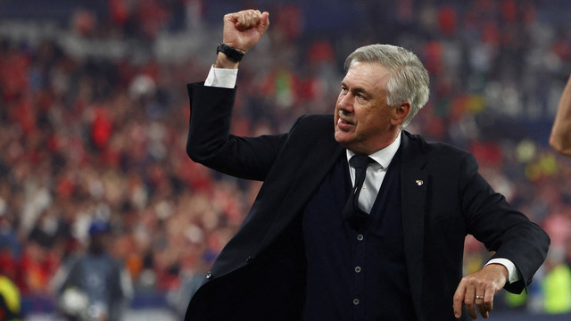 Pelatih Real Madrid Carlo Ancelotti berselebrasi setelah memenangkan Liga Champions di Stade de France, Saint-Denis dekat Paris, Prancis, Sabtu (28/5/2022). Foto: Kai Pfaffenbach/REUTERS