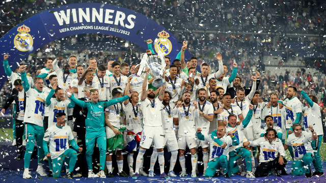 Pemain Real Madrid Marcelo berselebrasi dengan trofi bersama rekan setimnya setelah memenangkan Liga Champions di Stade de France, Saint-Denis dekat Paris, Prancis, Sabtu (28/5/2022). Foto: Gonzalo Fuentes/REUTERS