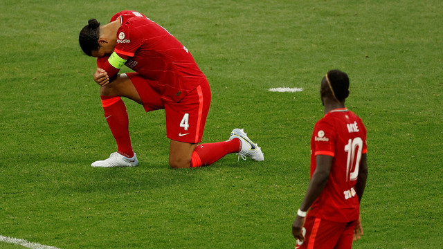 Pemain Liverpool Virgil van Dijk dan Sadio Mane terlihat sedih setelah kalah di final Liga Champions di Stade de France, Saint-Denis dekat Paris, Prancis, Sabtu (28/5/2022). Foto: Gonzalo Fuentes/REUTERS