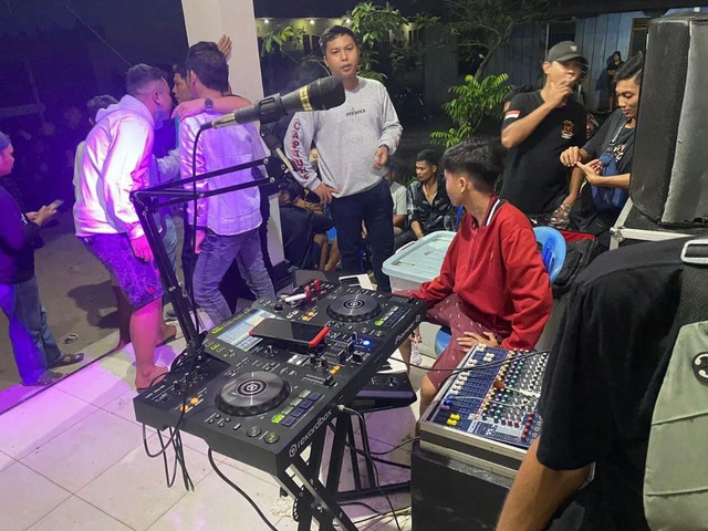 Polresta Palangka Raya Polda Kalteng bersama Piket Fungsi menghentikan kegiatan live musik DJ di bilangan Jalan Rajawali 7, Gang Mangga 2. Foto: IST