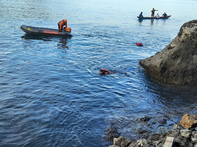 Petugas mencari korban kecelakaan mobil pikap terjun ke laut hingga tiga orang dinyatakan hilang di Jalan Padang-Painan, Sungai Beremas, Kota Padang, Sumatera Barat, Minggu (29/5). Foto: Dok. Istimewa