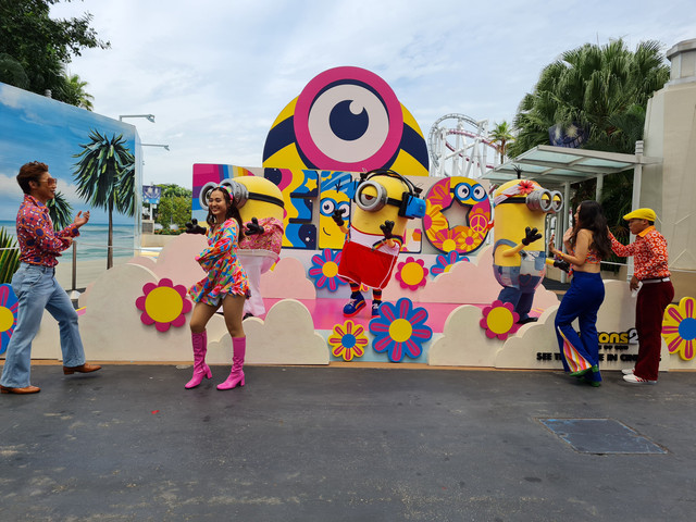 Minions bergaya retro dalam Groovy Summer Extravagnza, di Universal Studios Singapore. Foto: Andari Novianti/kumparan