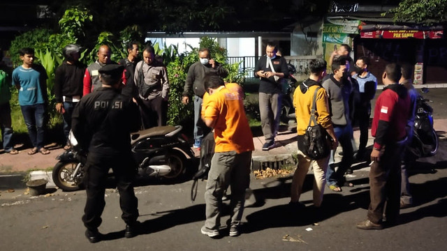 Petugas dan masyarakat di TKP di kawasan Pingit, Jogjakarta . Foto: Dok. Humas Polda DIY