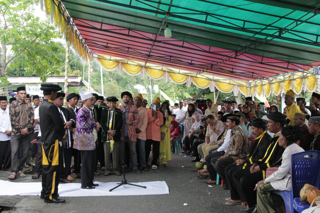 Sultan Ternate, Hidayatullah Sjah, memberikan sambutan di hadapan masyarakat adat Soa Takome, Kecamatan Ternate Barat. Foto: Asrul Abdurrahim/cermat