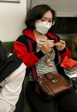Potret Nisa yang sedang merajut didalam KRL. Foto: Yulia Rosa Purba