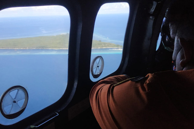 Tim SAR Gabungan melakukan pencarian korban tenggelamnya KM Ladang Pertiwi menggunakan pesawat Helly H-3211 super puma di selat Makassar, Sulawesi Selatan, Minggu (29/5/2022).  Foto: Basarnas/HO/ANTARA FOTO