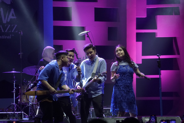 Grup musik Hivi tampil di panggung Java Jazz Festival 2022 di JI-Expo Kemayoran, Jakarta pada Minggu (29/5).
 Foto: Iqbal Firdaus/kumparan 