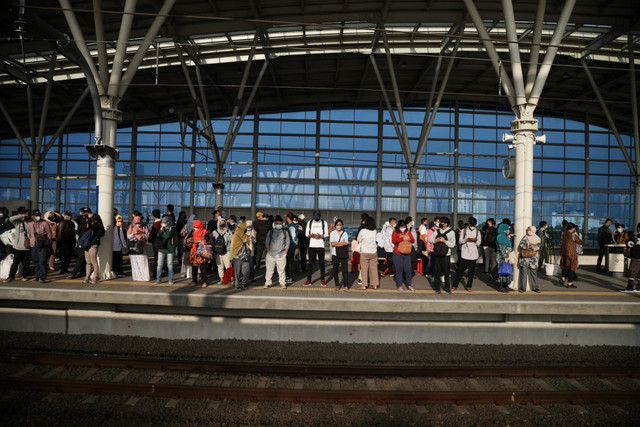Suasana kepadatan penumpang di stasiun Manggarai, Jakarta, Senin 30/5. Foto: Aditia Noviansyah/kumparan