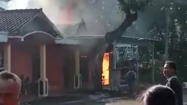 Kondisi rumah di Gunungkidul yang terbakar saat pemilik rumah tuangkan BBM ke tangki mobil. Foto: istimewa