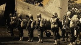 Pasukan penerjun pertama Indonesia saat memasuki pesawat RI-002 untuk menjalankan misi infiltrasi ke kalimantan pada tahun 1947. Pasukan penerjun ini didominasi oleh pemuda kalimantan. Foto: IST/InfoPBUN