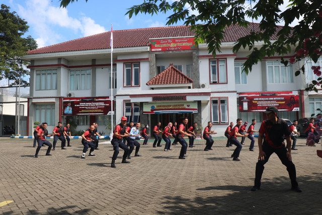 Lapas Pemuda Kelas IIA Madiun saat latihan yel-yel menyambut Inspektorat Wilayah VI Jenderal Kemenkumham di Halaman Upacara Gedung 1 Lasdaun, Senin(30/5/2022)pagi. (Foto : Humas Lasdaun).