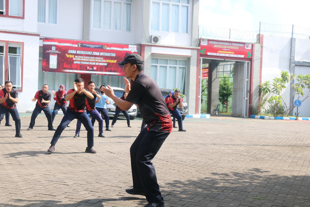 Lapas Pemuda Kelas IIA Madiun saat latihan yel-yel menyambut Inspektorat Wilayah VI Jenderal Kemenkumham di Halaman Upacara Gedung 1 Lasdaun, Senin(30/5/2022)pagi. (Foto : Humas Lasdaun).