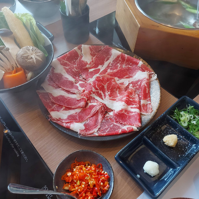 Shabu-shabu autentik ala Shabusen. Foto: Azalia Amadea/Kumparan