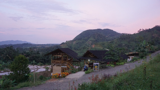 Bukit menuju Leuwi Hejo (Sumber foto: Salwa Rubia Darussalam)