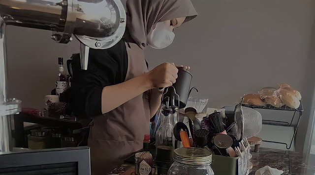 Ulfa sedang membuat kopi di Kafe Nitro Ventura, Bandung, Jawa Barat. Sumber: Instagram.com/_ulfazakia