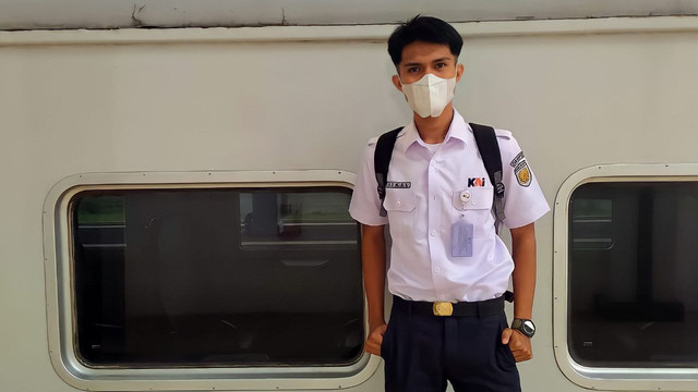 Azkal Fauzan sedang berdiri di samping KLB (Kereta Luar Biasa) Uji Coba Garut - Pasar Senen PP. Sumber: Dokumen Pribadi